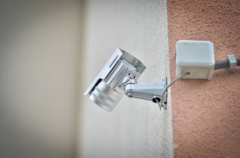 A tanintézetekben is lehet térfigyelő kamerákat felszerelni, de csak minden érintett beleegyezésével