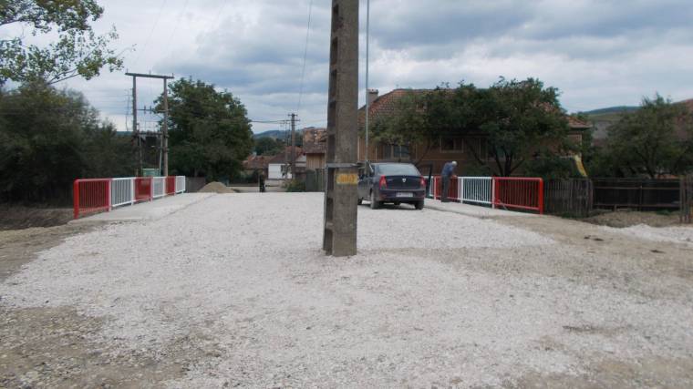 Villanyoszlop az út közepén