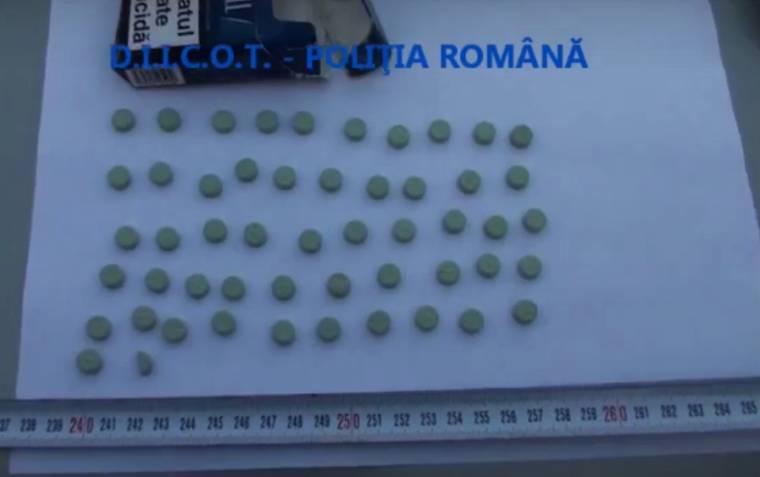 Egy rajtaütés mérlege: 900 ecstasy és amfetamintabletta, közel hatvanezer szál védjegy nélküli cigaretta