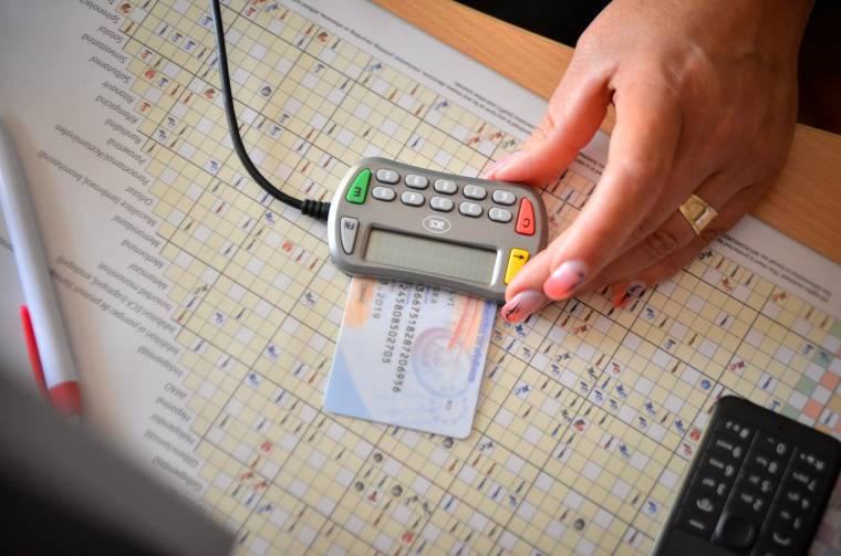Meghosszabbították az egészségügyi kártyák érvényességét