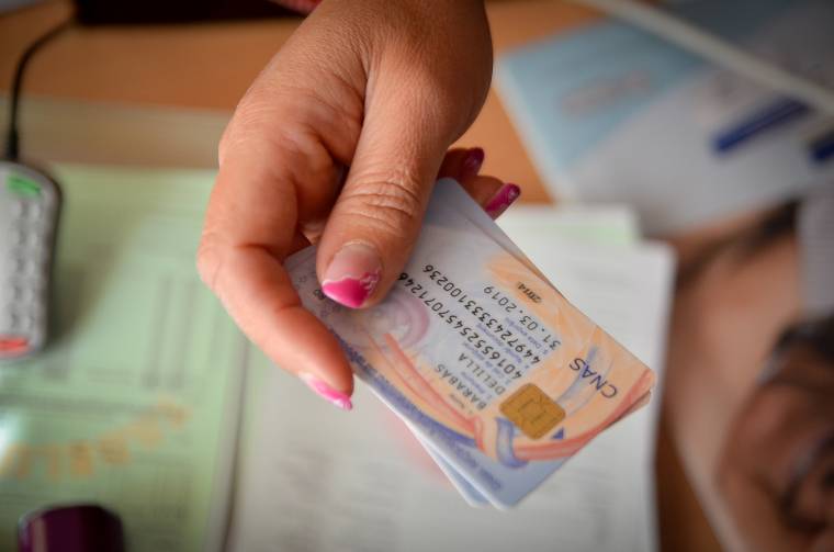 Meghosszabbította a román kormány az egészségügyi kártyák érvényességi idejét