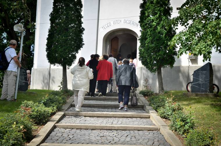 Százak vállalták fel a gyalogos zarándoklatot