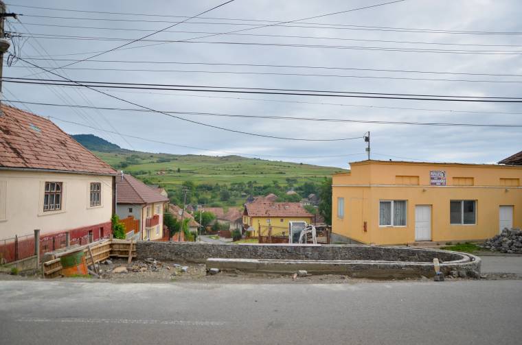 Új központ, iskola és futballpálya