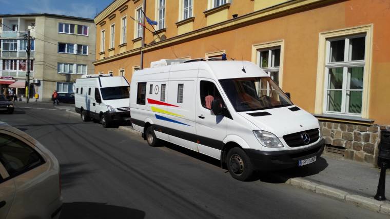 Előzetesben maradnak a késsel fenyegetőzők, kész a vádirat