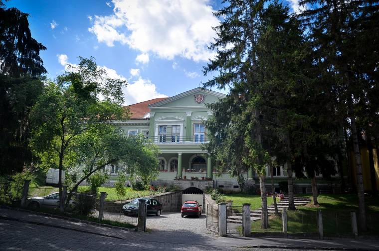 Csak kényszer- és átmeneti megoldás az asszisztensképzés elköltöztetése