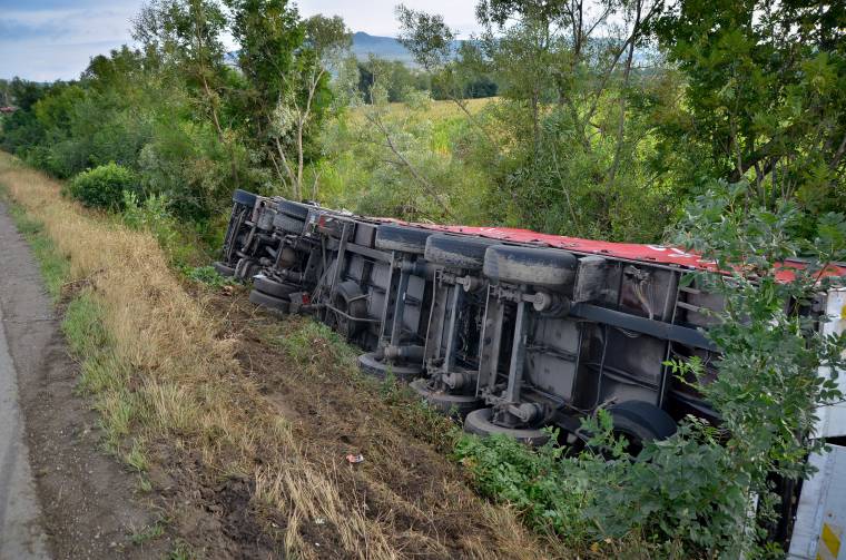 Felborult egy kamion a 13A országúton