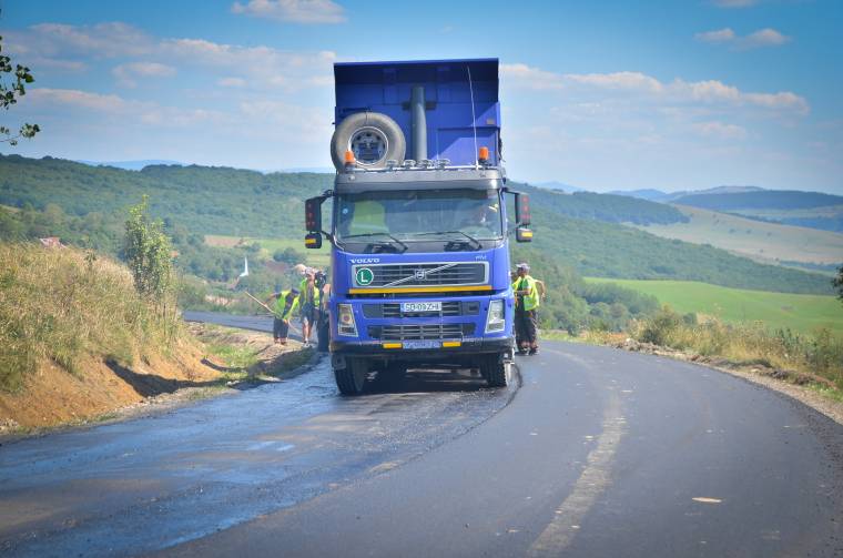 Aszfaltszőnyeg van, útfestés még nincs