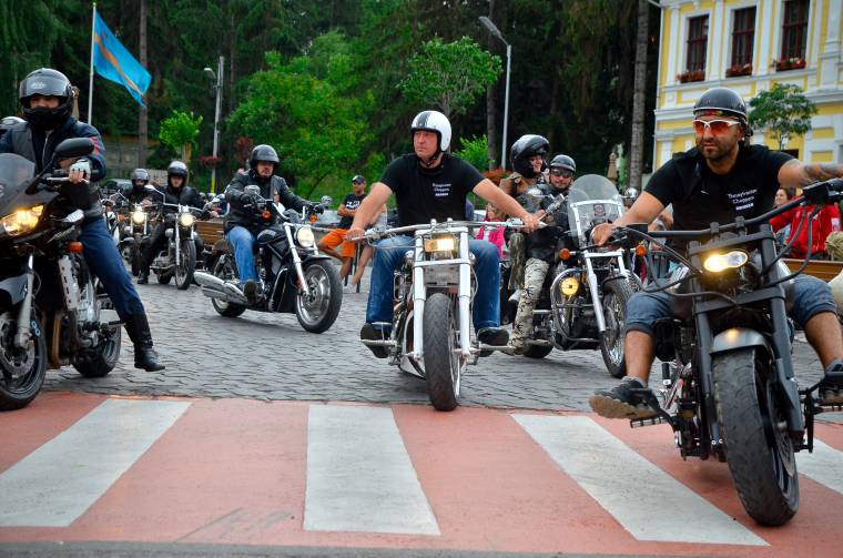 Szejkefürdőn buliztak a motorosok