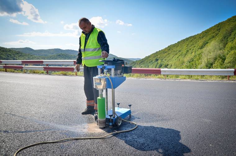 Mintát vettek a leterített aszfaltból