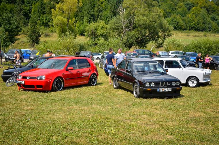 Szemügyre vették a tuningolt járgányokat