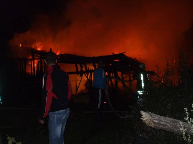 Szabadtéri kályha miatt gyúlt meg két épület Szentegyháza közelében