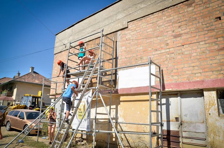 Művészi alkotásokkal teszik szebbé a romos épületeket
