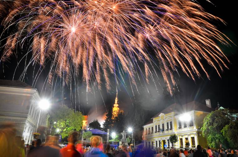 Új kenyérrel, koncerttel és tűzijátékkal ünnepeltek Székelyudvarhelyen