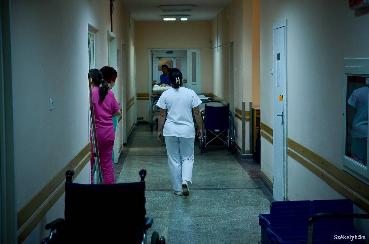 Kórházi folyosó. Akár 3000 lejt is megkereshet egy jól képzett egészségügyi asszisztens •  Fotó: Barabás Ákos