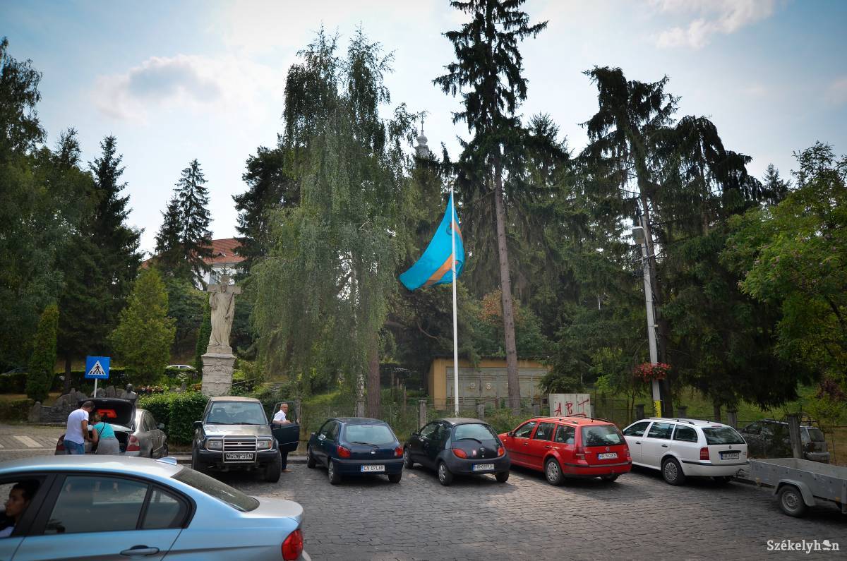 Rosszul címezte panaszát a blogger. A székely zászló ugyanis nincs közterületen. Archív • Fotó: Barabás Ákos 