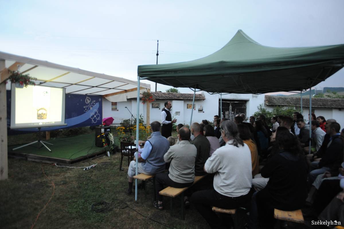 &bullet;  Fotó: Thomas Campean