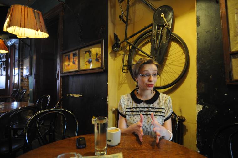 A kalapkészítés művészete egy ifjú hölgy kezében