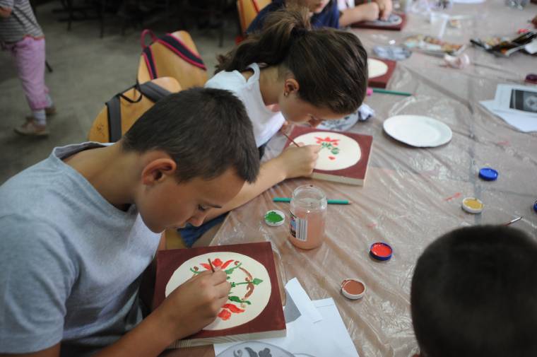 Román és magyar kisiskolások barátkoztak Székelyszentkirályon