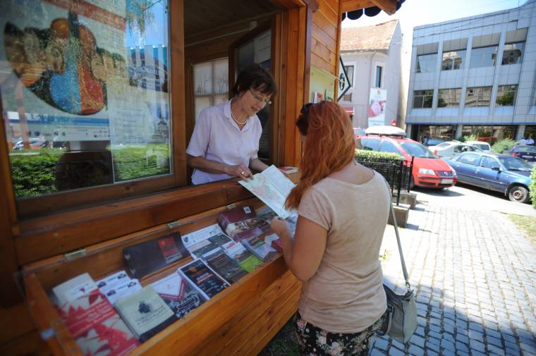 Turisták jönnek, látnak, továbbmennek