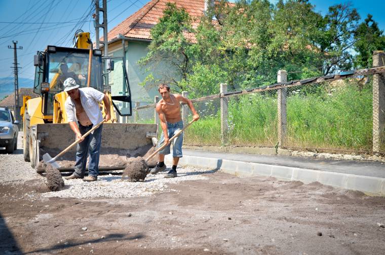 Nyolc és fél kilométer utat aszfaltoznak le