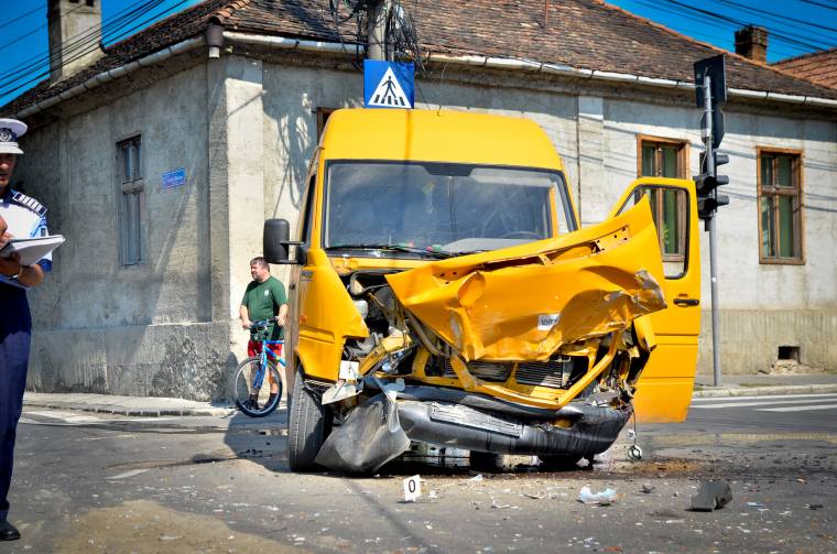 Busszal ütközött egy haszongépjármű Székelyudvarhelyen