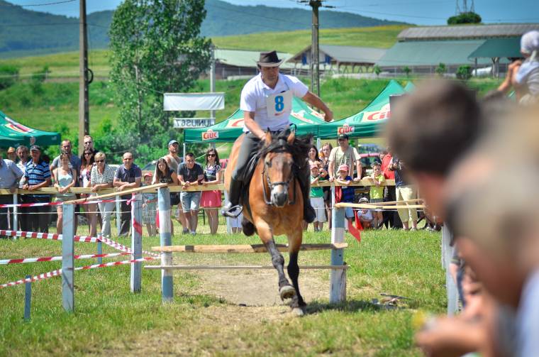 Csíkiak is beszállnak a falusi lovasok vágtájába