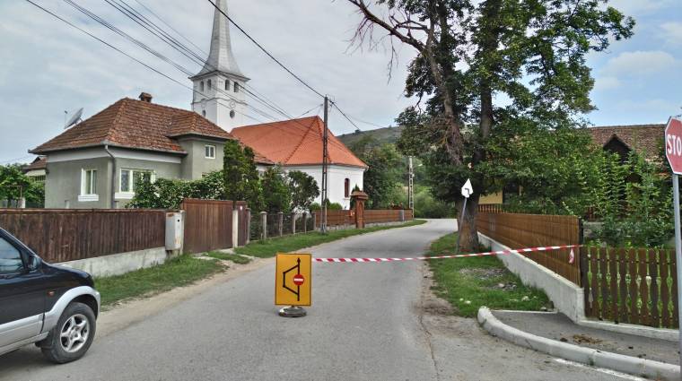 Átereszt javítanak Hodgyában