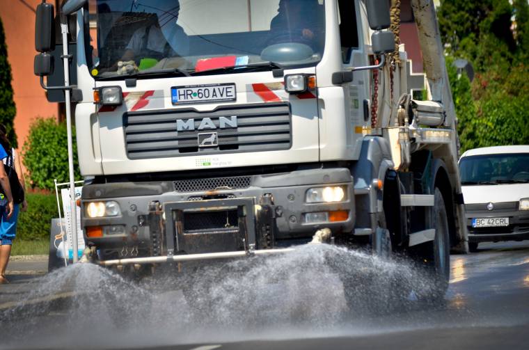 Hűsölésre alkalmas sátrakat nem alakítanak ki, de az utakat locsolni fogják