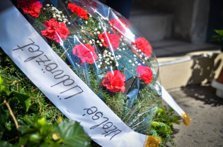 Kegyelet koszorú nélkül