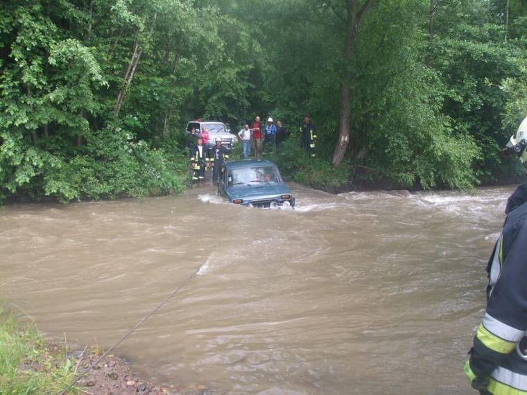 Patakban elakadt autó utasait mentették ki