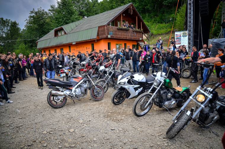 Jótékonyan két keréken