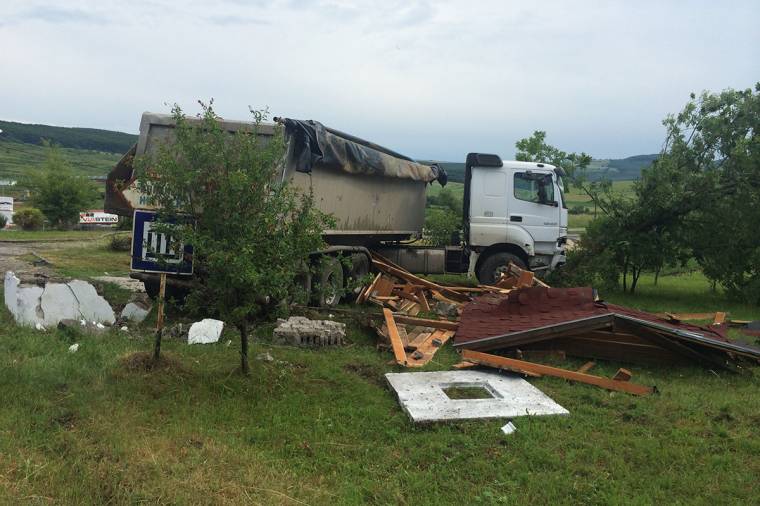 Teher- és személyautó ütközött Székelyszentléleknél