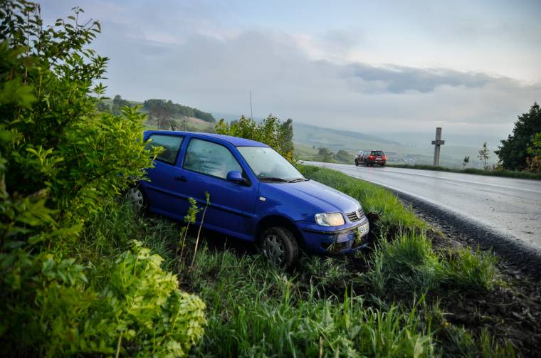 Lesodródott az útról