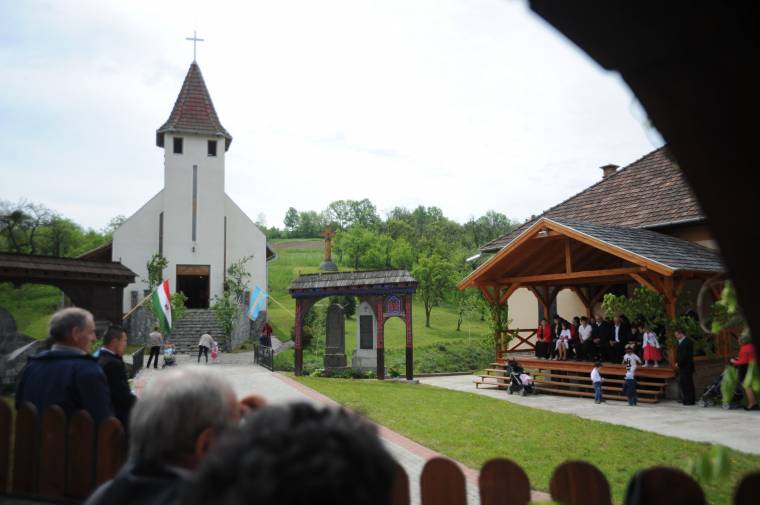 Búcsút ültek Bogárfalván