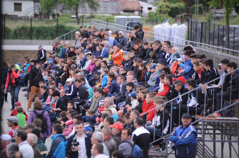 Átadták a közel 400 ezer euróból készült műfüves pályát