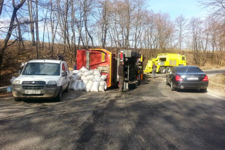 Gabonával teli teherautó borult fel a Kalondán