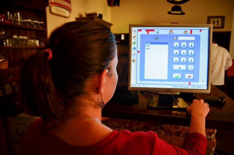 Lassítani fogja a kiszolgálást a borravaló megadóztatása