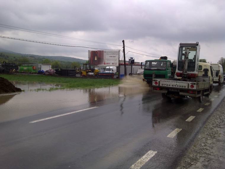 Nagy mennyiségű esővíz nehezítette a közlekedést Fenyéden