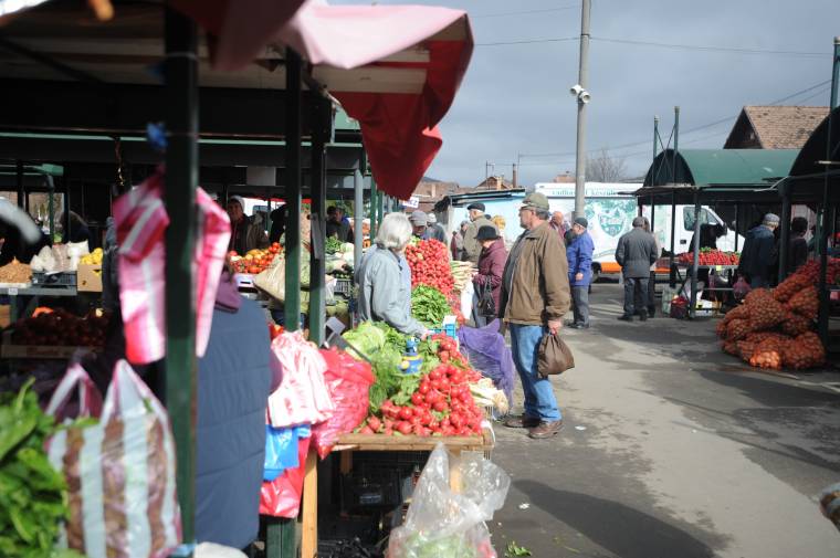 Retket és zöldhagymát kínálnak az udvarhelyi piacon