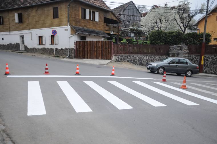 Folyamatban van az útjelzések újrafestése Székelyudvarhelyen