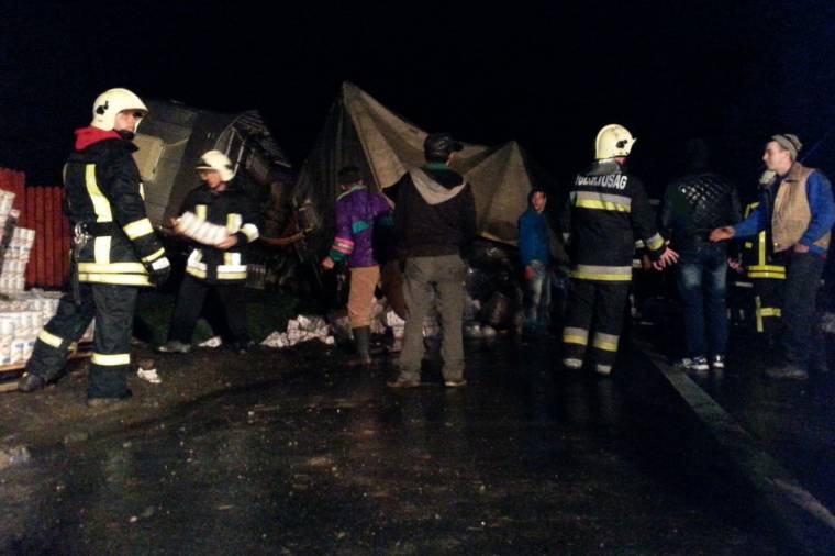 Nyerges vontató borult fel Újszékely határában