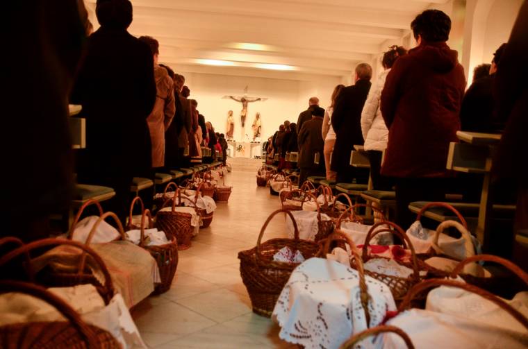 Megáldott ételek családi asztalokon