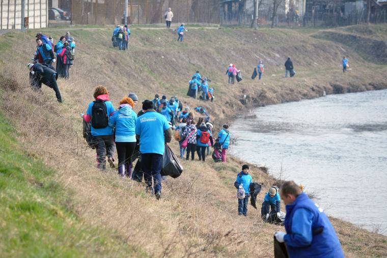 Fagyoskodva, de vidáman takarítottak