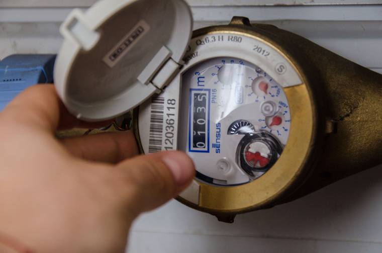 Lecserélik a régi és hibás vízórákat a sepsiszentgyörgyi és kézdivásárhelyi tömbházaknál