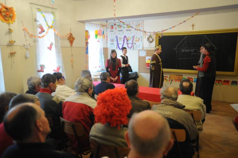 Farsangi mulatság a hajléktalanszállón