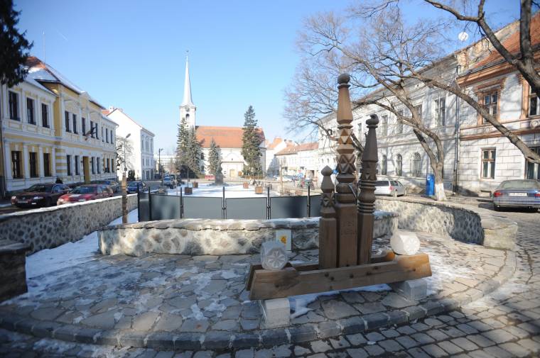 Továbbra is várják a civilek a címerek visszahelyezését a Patkóba