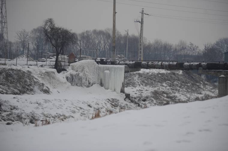 Látványosan fagyott el egy vízcső a Küküllő felett
