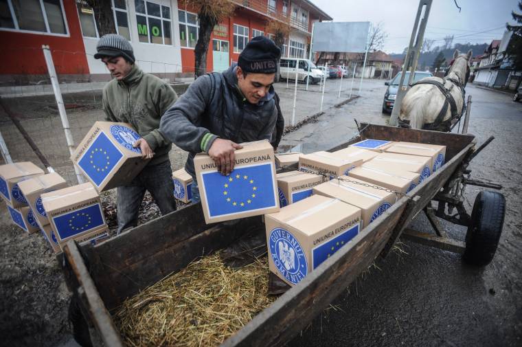 Átvették a dobozokba csomagolt segélyt