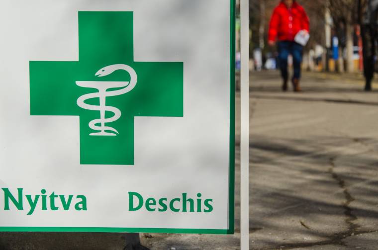 Jól megy a gyógyszertárláncoknak, sokat hoz a konyhára az „öngyógyítás”