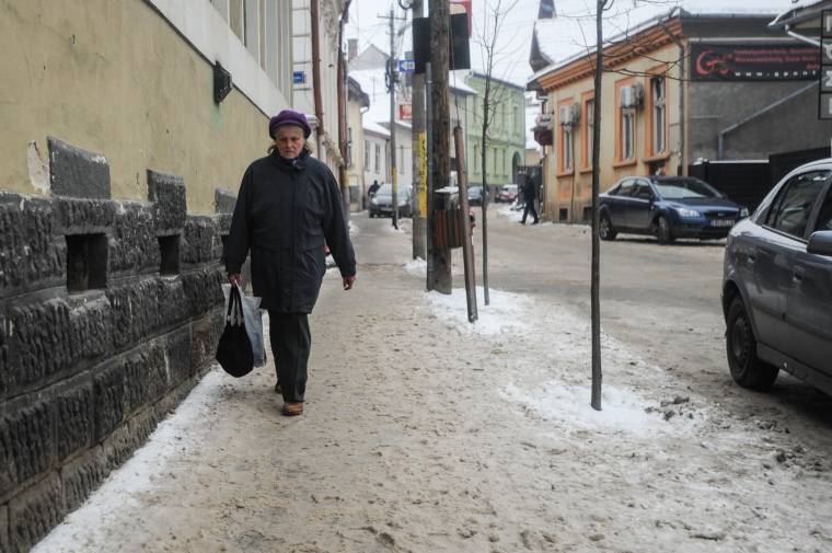 Csúszásmentesíteni kell a járdákat